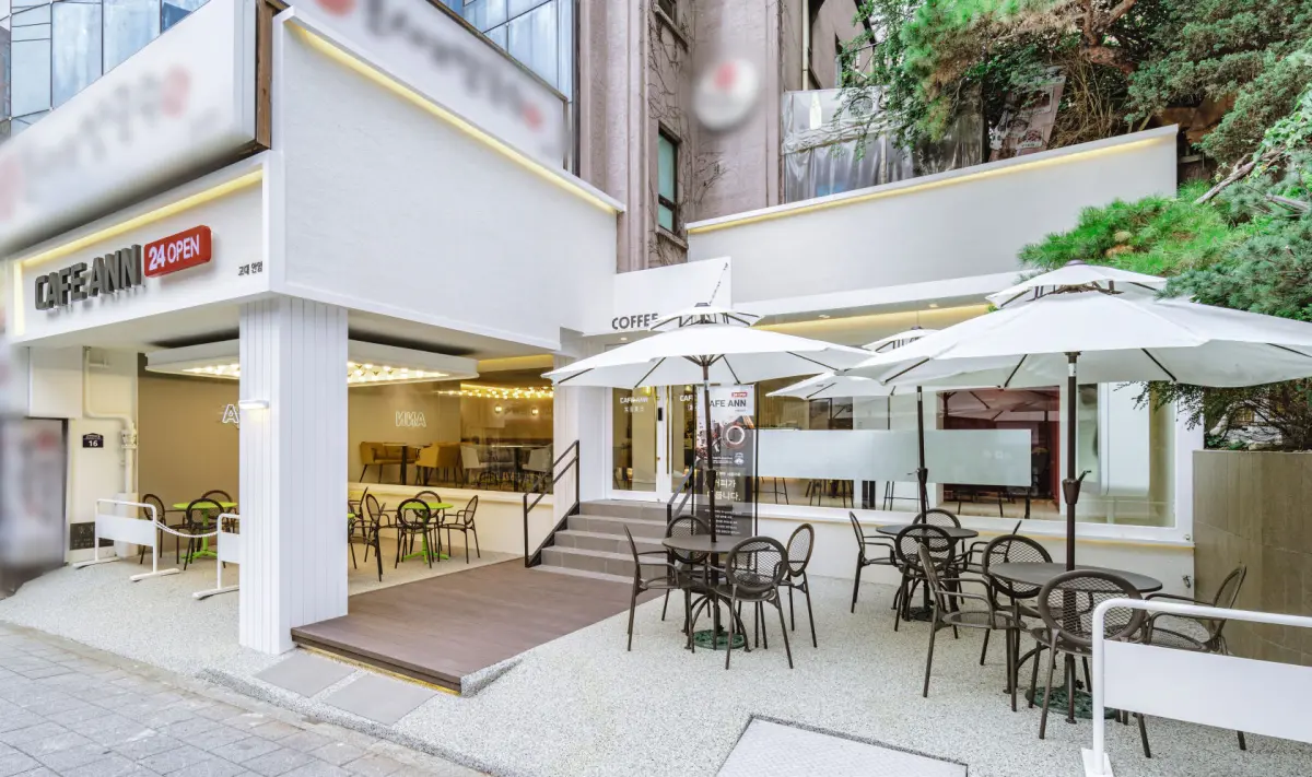 코너 입지 활용한 화이트 테라스 24시 카페